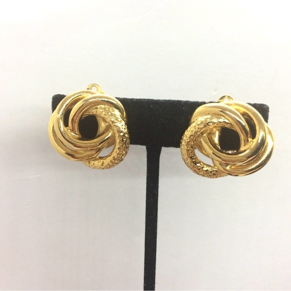 3/$30 VINTAGE 80S RUNWAY CLIP ON EARRINGS GOLD TONE SWIRL INTERLOCKING BUTTON - Picture 5 of 17